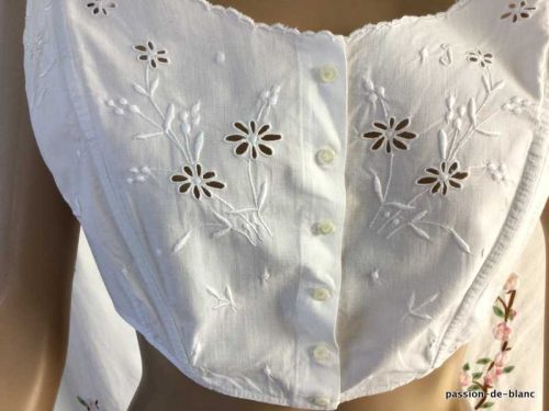 LINGE ANCIEN – Rare soutien george corset caroco ancien avec belles broderies sur toile de coton