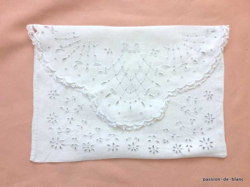LINGE ANCIEN – Très jolie pochette à lingerie en broderie blanche Anglaise sur toile pur lin fin