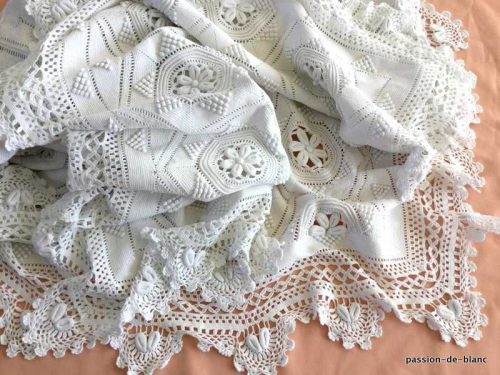LINGE ANCIEN – Merveilleuse et originale couverture au crochet d’art en coton avec superbes motifs décoratifs