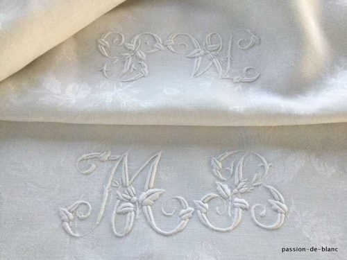 LINGE ANCIEN – Superbe nappe en damassé de lin avec deux monogrammes MB brodés main