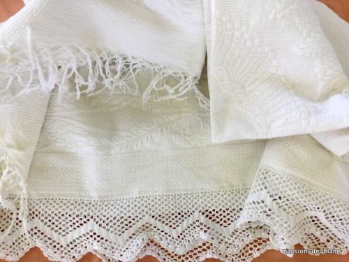 Linge ancien – Belle couverture blanche en piqué dit Marseillais blanc en coton avec relief