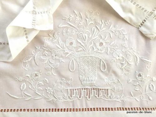 LINGE ANCIEN – Sublime dessus de commode en broderie blanche sur toile de coton