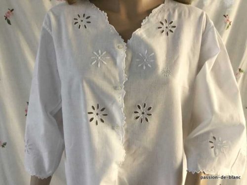 LINGE ANCIEN – Belle chemise de nuit ouvragé de broderie Anglaise sur toile de percale