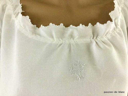 LINGE ANCIEN – Très belle chemise de jour  réalisée toute en finesse avec feston sur toile de lin fin