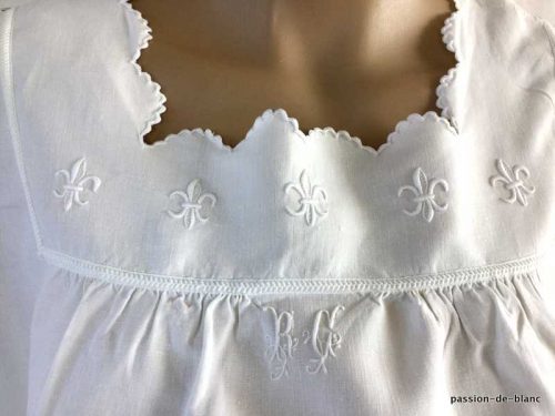 LINGE ANCIEN – Superbe chemise de jour brodée main sur toile de lin fin avec empiècement avec fleurs de lys