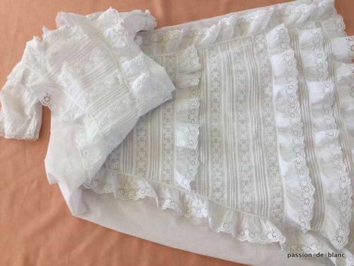 LINGE ANCIEN – Merveilleuse robe de baptême avec dentelle en broderie Anglaise et petit plis nervurés sur fine percale