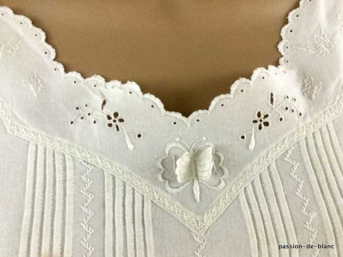 LINGE ANCIEN – Merveilleuse chemise de jour avec empiècement avec papillons plis nervurés sur toile de lin fin