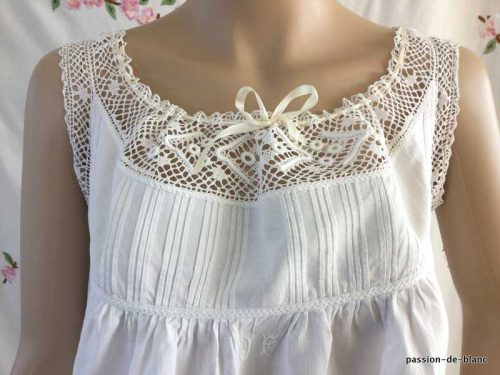 LINGE ANCIEN – Superbe chemise de jour avec empiècement en dentelle plis nervurés sur toile de lin fin