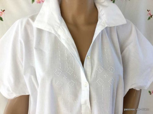LINGE ANCIEN – Belle chemise de nuit de femme avec broderie blanche sur toile de coton