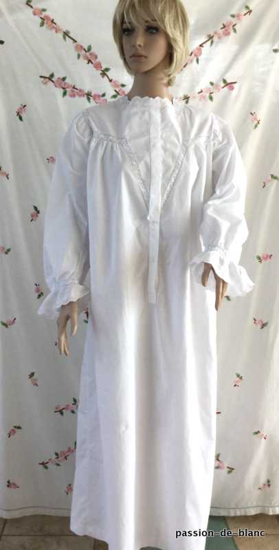 LINGE ANCIEN – Somptueuse chemise de nuit avec empiècement avec fine broderie Anglaise et entre-deux sur toile de percale