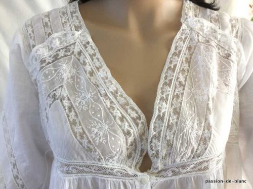 LINGE ANCIEN – Merveveilleuse chemise de nuit enjolivée de broderie blanche et dentelles Valenciennes sur toile de linon