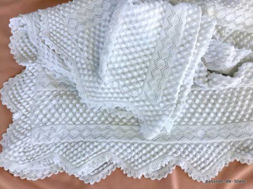 LINGE ANCIEN – Superbe couverture aux aiguilles en très fin coton blanc avec de beaux motifs