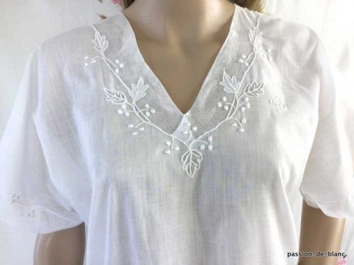 LINGE ANCIEN – Merveveilleuse chemise de nuit enjolivée de broderie blanche et tulle rebrodé sur toile de linon