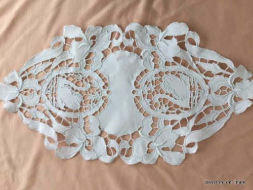 LINGE ANCIEN – Beau napperon sur toile de lin  coton avec broderie Richelieu fleurs et cygnes