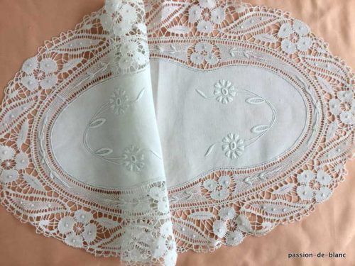 LINGE ANCIEN – Beau napperon ovale avec broderie et dentelle aux fuseaux faite main