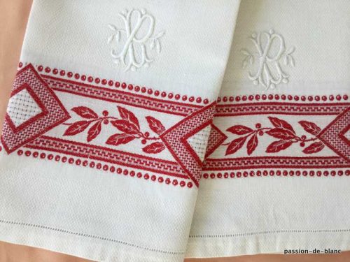LINGE ANCIEN – Lot de 2 superbes grandes serviettes d’invités en lin coton liteau motifs rouges et mono PL