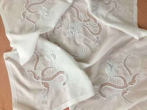 finLINGE ANCIEN – Très belle nappe avec dragon brodés main sur toile de lin fin Indochine
