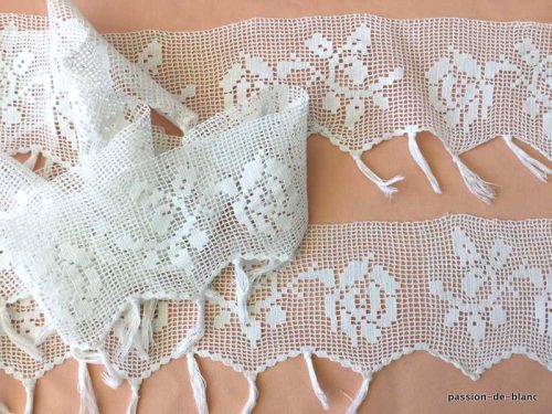 LINGE ANCIEN – Jolie dentelle ancienne réalisée au crochet avec un fin fil de coton avec motifs floraux