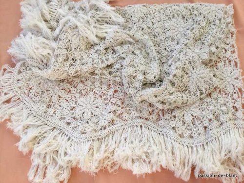 LINGE ANCIEN – Merveilleuse couverture ou nappe au crochet d’art en fil blanc avec superbes motifs décoratifs