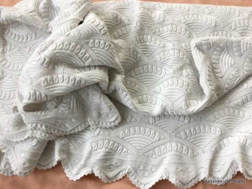 LINGE ANCIEN – Merveilleuse couverture ou dessus de lit aux aiguilles en fin coton blanc avec de superbes motifs en éventail