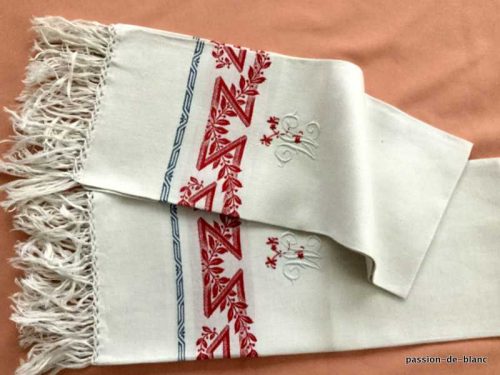 LINGE ANCIEN – Lot de 2 merveilleuses grandes serviettes d’invités en pur lin fin liteau en couleur et franges