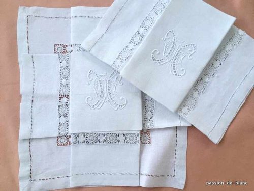 LINGE ANCIEN  – Lot de 2 merveilleuses grandes serviettes de table avec mongramme XO et travail de jours complexes
