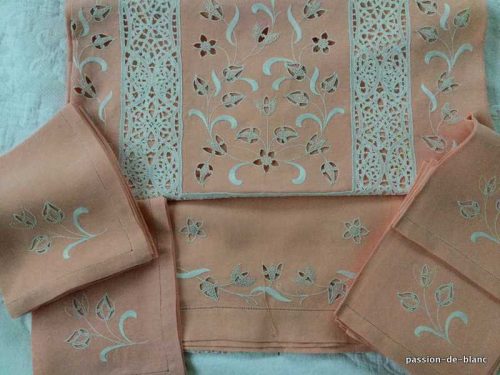 LINGE ANCIEN – Merveilleux service en fil de lin de couleur vieux rose avec une incrustation en dentelle de Luxeuil et broderies blanches
