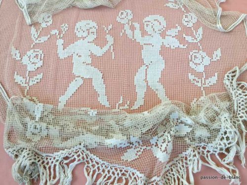 LINGE ANCIEN – Charmant grand rideau en filet retravaillé à la main avec chérubins en coton bi