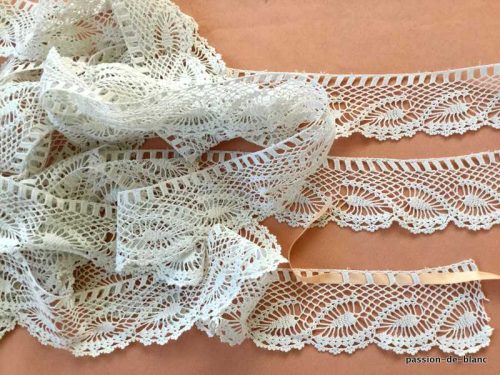 LINGE ANCIEN – Très jolie dentelle ancienne réalisée au crochet d’art avec passe ruban avec un fin fil de lin blanc