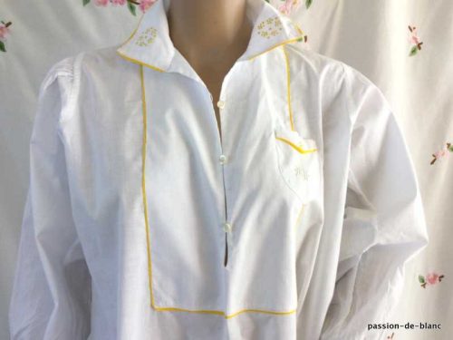 LINGE ANCIEN – Charmante chemise de nuit de dame avec liseré et fine broderie jaune sur toile de percale