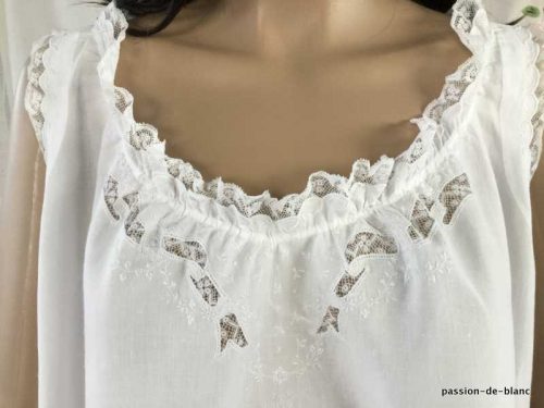 LINGE ANCIEN – Rare et merveilleuse chemise de jour avec broderie blanche avec fleurettes et dentelle sur toile de linon