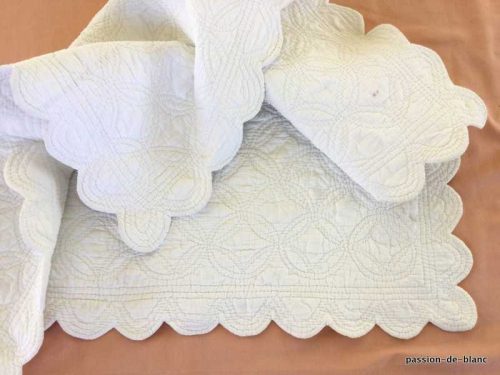 Linge ancien – Couverture Provençale blanche festonnée de lit d’enfant entièrement piquée main