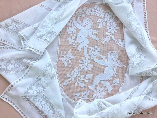 LINGE ANCIEN – Belle nappe en mousseline de coton avec grand médaillon avec 2 cherubins en filet  retravaillé à la main