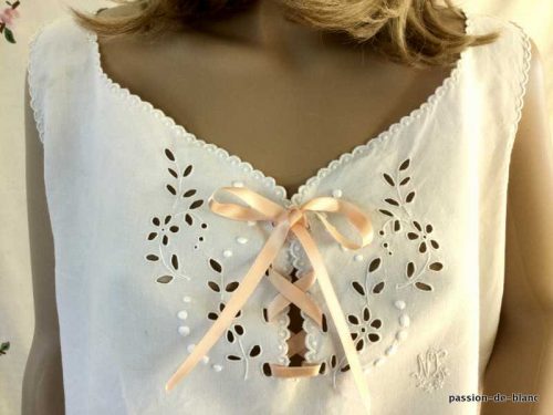LINGE ANCIEN – Belle chemise de jour avec fleurs et passe ruban sur toile de lin fin