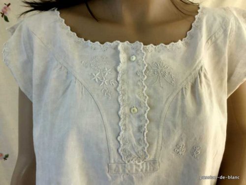 LINGE ANCIEN – Belle chemise de jour avec empiècement brodé avec un papillon sur toile de lin neuf