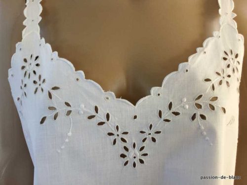 LINGE ANCIEN – Belle chemise de jour à bretelles avec broderie découpée