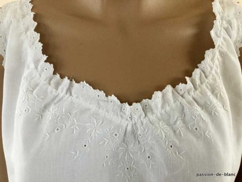 LINGE ANCIEN – Superbe chemise de jour avec merveilleuse broderie sur toile de lin fin