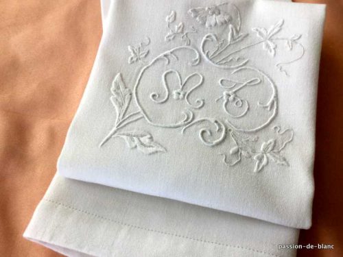 LINGE ANCIEN – Grande serviette de toilette pour visage avec somptueux monogramme MT broderie main sur coton