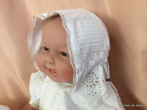 LINGE ANCIEN – Merveilleux bonnet de bébé avec broderie Anglaise et fine dentelle sur toile de linon