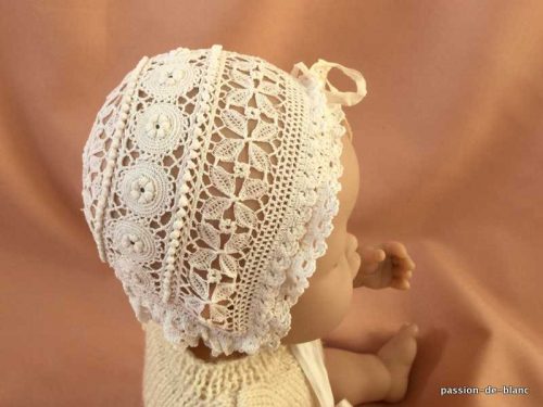 LINGE ANCIEN – Merveilleux petit bonnet en dentelle réalisé à la main au crochet d’art et à l’aiguille