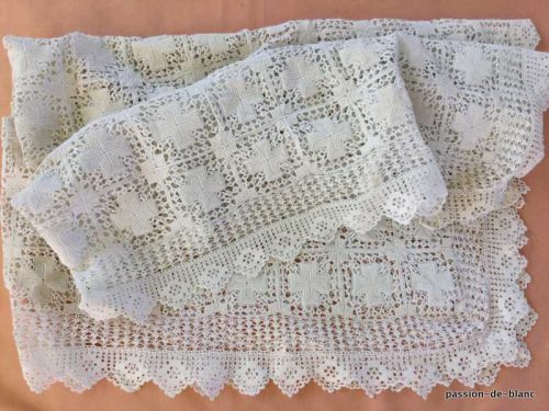 LINGE ANCIEN – Merveilleuse couverture d’enfant aux crochet d’art en fin fil blanc blanc avec très beaux motifs