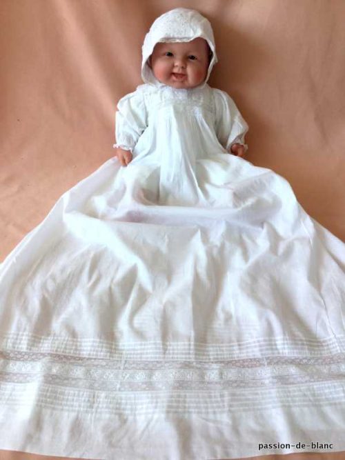 LINGE ANCIEN – Belle robe de baptême avec dentelle en broderie Anglaise et petit plis nervurés sur toile en mousseline de coton