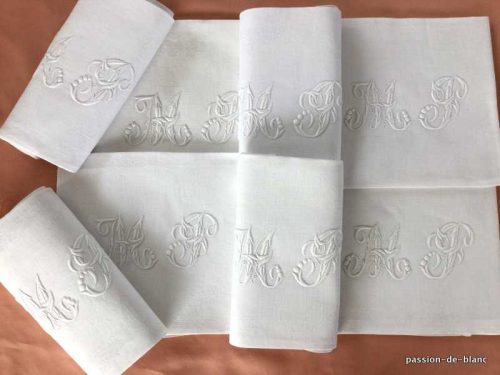 LINGE ANCIEN – Lot de 8 superbes serviettes tables en damassé de lin avec scènes de pêche et monogramme MP