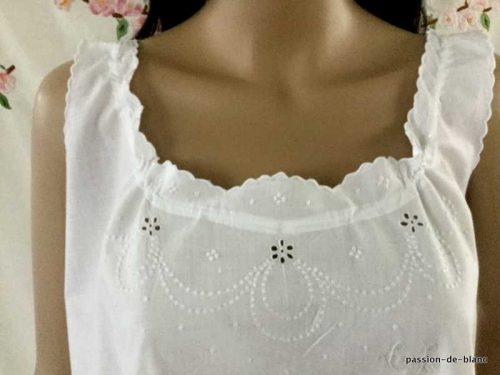 LINGE ANCIEN – Jolie chemise de jour sur toile de fin coton avec imposante broderie blanche