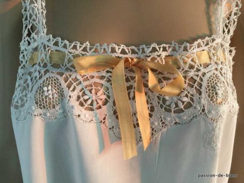 LINGE ANCIEN – Superbe chemise de jour avec empiècement en dentelle du Puy faite main motifs floraux sur toile de percale