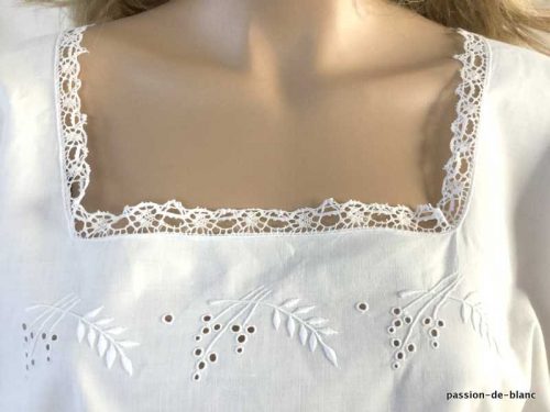 LINGE ANCIEN – Charmante chemise de nuit enjolivée de broderie blanche avec fleurettes sur fine percale et fine dentelle