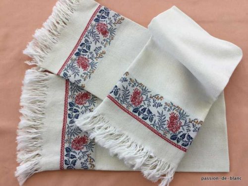 LINGE ANCIEN – Lot de 3 merveilleuses serviettes d’invités en pur lin avec liteau fleuri en couleur et frangess