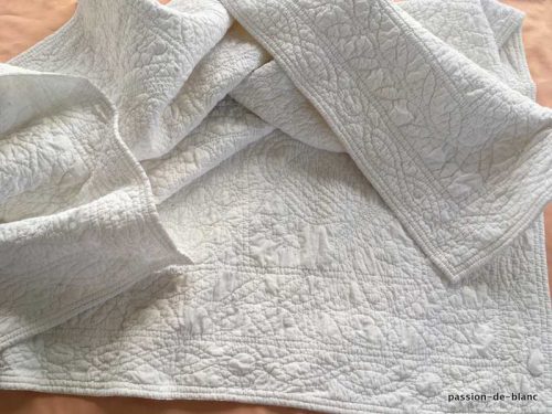 Linge ancien – Belle petite couverture Provençale blanche entièrement réalisée main