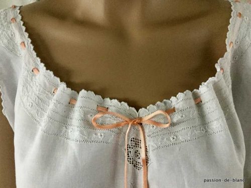 LINGE ANCIEN – Rare et somptueuse chemise de jour brodée main sur toile de fil de lin avec superbe broderie