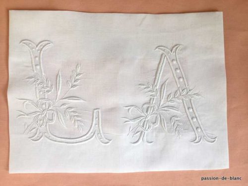 LINGE ANCIEN – Somptueux grand monogramme LA richement ouvragé sur toile pur lin fin pour couture